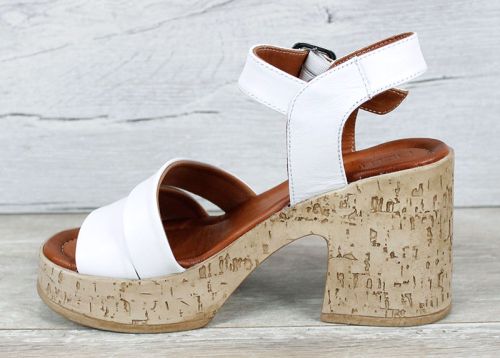 удобни кожени сандали с каишка и платформа