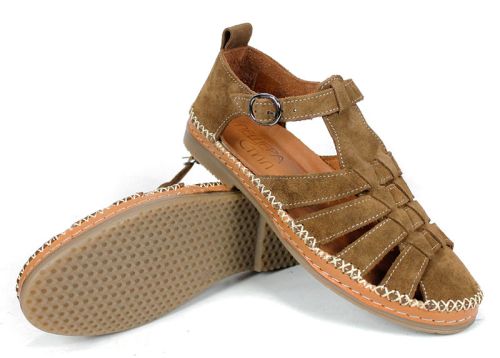 Novira Sense – дамски велурени сандали в светло кафяво с естествен комфорт и ръчен акцент