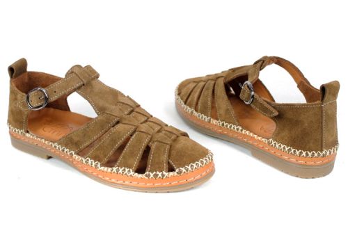 Novira Sense – дамски велурени сандали в светло кафяво с естествен комфорт и ръчен акцент