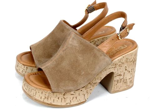 Дамско сабо от естествен велур в пустинно кафяво на платформа с отворени пръсти
