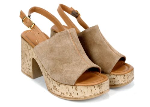 Дамско сабо от естествен велур в пустинно кафяво на платформа с отворени пръсти