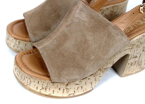 Дамско сабо от естествен велур в пустинно кафяво на платформа с отворени пръсти