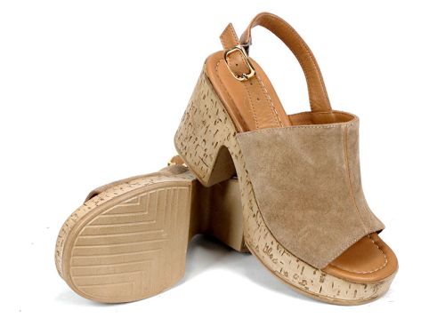 Дамско сабо от естествен велур в пустинно кафяво на платформа с отворени пръсти