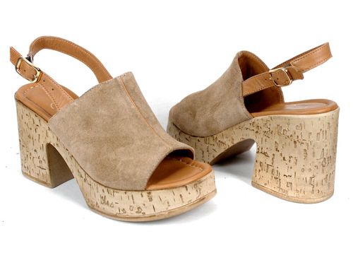 Дамско сабо от естествен велур в пустинно кафяво на платформа с отворени пръсти