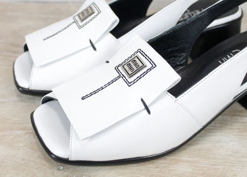 бели дамски сандали с отворени пръсти и каишка