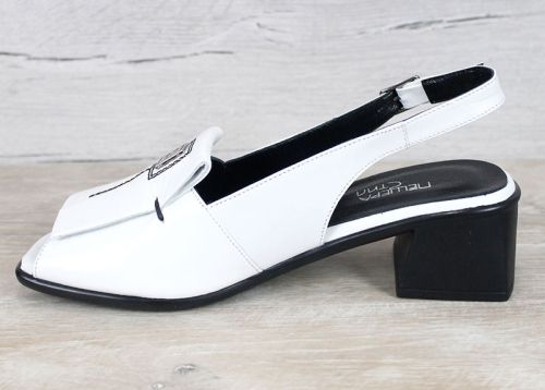 дамски кожени сандали с декоративен елемент отпред