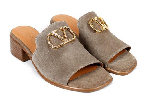 Ежедневна елегантност с акцент – Viora Lume дамски чехли от естествен велур в пясъчно кафяво