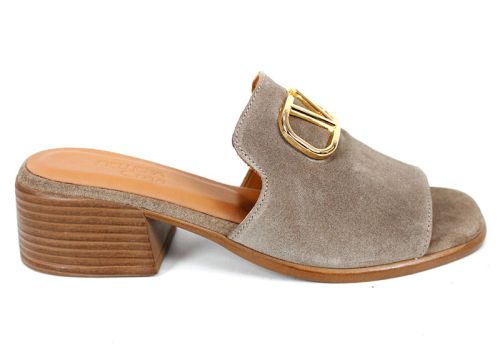 Ежедневна елегантност с акцент – Viora Lume дамски чехли от естествен велур в пясъчно кафяво