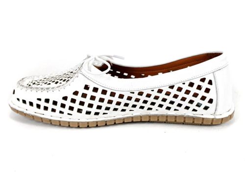 Дамски летни мокасини Brisa Fina от естествена кожа с едра перфорация – бял цвят