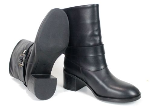 Black leather women's boots with relaxed shaft and decorative metal buckle